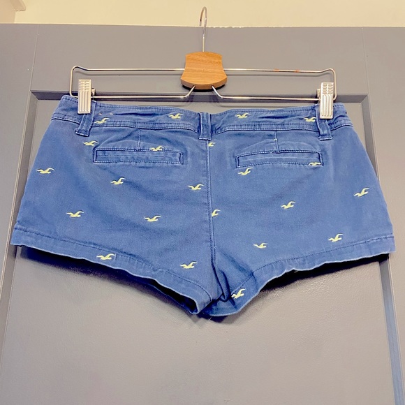 Good Condition - Hollister Shorts - Size 3 - Picture 2 of 3